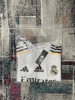 Real Madrid 25/26 Tröja - Säljer denna riktigt snygga tröjan för ett riktigt bra pris! Skriv till om ni är intresserade eller har några funderingar kring tröjan