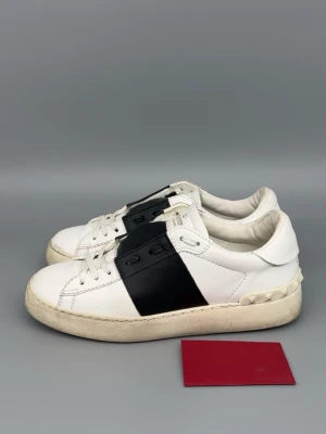 Valentino Open Skor | 37 - Valentino Open Skor i mycket fint skick! Storlek 36.5 men passar 37. Kort från valentino ingår. Nypris: 7000kr. Självklart äkta! Hör av er vid funderingar 🙌