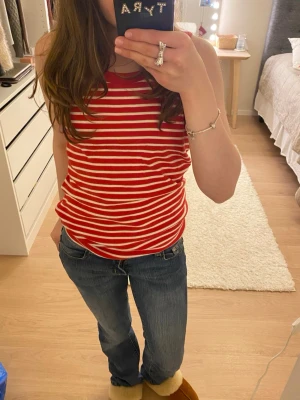 Randigt linne i rött och vitt - Säljer detta fina randiga linnet. I mycket bra skick!