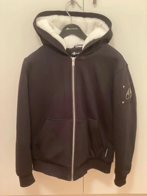 Moose Knuckles Bunny  - Moose Knuckles Bunny jacka. 🐇                                       i färgen ”Svart” storleken är ”XS”                                    Helt ny Kvitto finns‼️ .                                         Kom dm för fler frågor - Nypris 3200kr                            