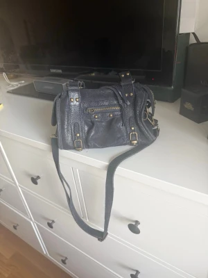 Mörkblå väska - Skit snygg mörkblå väska med lite glitter detalj 