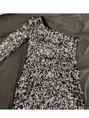 Nyårs klänning - Super fin glittrig klänning med paljetter! Perfekt nu till nyår!!!💞💞 använd 1 gång på nyår förr förra året!!