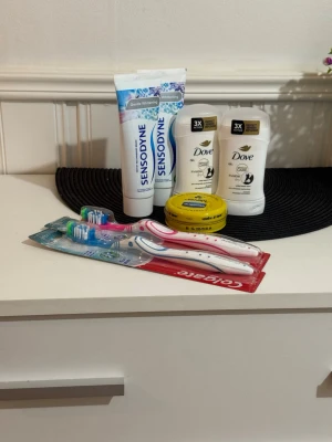 sminkprodukter på bilden - Bilden visar tandkräm, deodorant, vaselin och tandborstar men inga sminkprodukter. Inget av detta matchar taxonomierna för smink.