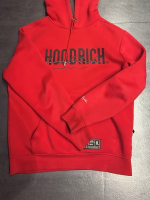 Hoodrich hoodie - Säljer min hoodrich hoodie då jag har bytit stil. En mycket snygg tröja och passar perfekt. Priset kan diskuteras lite 