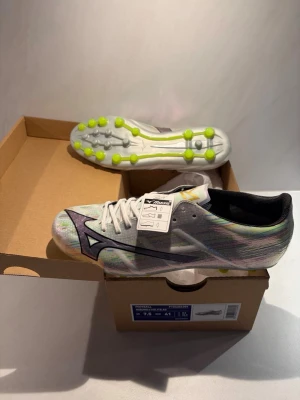 Mizuno Alpha Elite 2 AG - Säljer ett par Mizuno Alpha Elite 2 AG fotbollsskor i storlek 41. Helt nya i box
