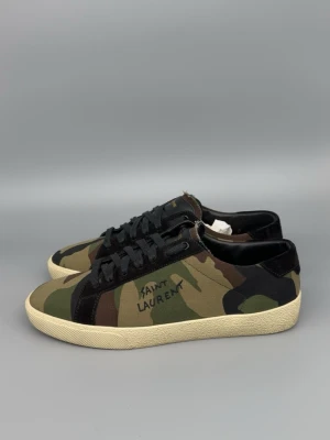 Saint Laurent Skor | 41 - Unika Saint Laurent Camo text sneakers i nyskick! Storlek 41, passar aningen större. Nypris: 7000kr. Självklart äkta! Hör av er vid funderingar 🙌