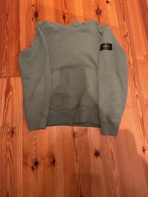 Stone Island hoodie  - Stone Island hoodie JUNIOR storlek 170 men passar perfekt till den som har storlek S! Någon form av ljusare grön, riktigt snygg passar bra till allt!