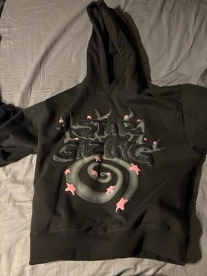 Star gazing Broken planet hoodie. - Tvär det hoodie som jag köpte när den droppades, nu ligger priset på 362 euro på farfetch. Min är så gott som ny använd bara för att kolla storlek. Säljer då den bara legat i nästan 2 år. Autentiskt.