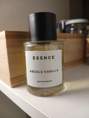 Absolut Vanilla Essnce Parfym - Hej! Säljer denna otroliga vaniljdoft från Essnce🤍🧁 Luktar sjukt gott enligt mig. Tänk dig vaniljsocker och en väldigt mogen doft, inte försöt enligt mitt tycke. Har en till flaska så säljer denna. Om du är galen i vanilj så skulle denna passa väldigt bra👌 använd med några sprut men mycket kvar i flaskan som ni kan se på bilden. 