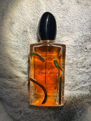 Giorgio Armani Sì EdP Intense 100ml - Giorgio Armani Sì EDP Intense ✨ 100 ml 100% äkta, köpt på KICKS (nypris 2150 kr). Öppnad men inte använd (bara testade) – doften är helt full. Ingen originalkartong.  Priset kan diskuteras 💕Fri frakt ingår 🌸