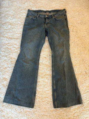 Weekday bootcut jeans låg midja blå - Säljer ett par weekday jeans i modellen Nova med bootcut och låg midja. Jeansen har fem fickor, knapp och dragkedja framtill samt en snygg tvättad look. Perfekta för dig som vill ha ett par snygga bootcut jeans. Jeansen är uppsydda i längden och passar mig som är 167cm lång. Jeansen har även kvar små hål vid insidan av midjan där jag förut haft ett midjeband men detta syns knappt. ❤️❤️