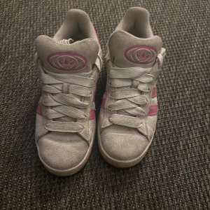 Adidas campus med rosa detaljer - Snygga Adidas campus med rosa streck, skorna var limited edition så går ej att köpas längre! Är lite smutsigt men inget som man stör sig på, inga hål eller andra skador!💘🫰🏻