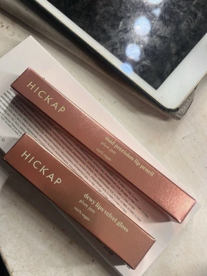 lip duo plum jam - läppenna och läppglans från hickap i färgen plum jam!