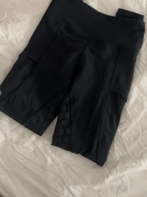 Maya delorez ridbyxor  - Snygga Maya delorez ridbyxor, helskodda och svarta sömmar och material. Inte använd mycket så inget slitage. 900kr nypris, mitt pris 450kr pris går att diskuteras 