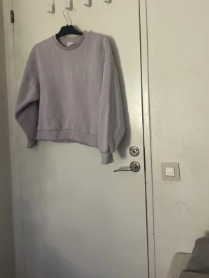 Ljuslila sweatshirt från Gina Tricot  - Säljer en ljuslila sweatshirt från Gina tricot i storlek S. Tröjan har rund hals, ribbade muddar och en loose passform med långa ärmar. Perfekt för chill dagar och enkel att matcha med jeans eller mjukisbyxor. Pris kan diskuteras och tvätt ingår innan leverans 