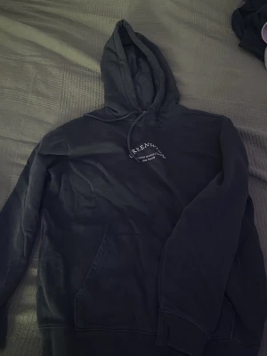 mörkgrön hoodie - aldrig använd. som ny. storlek xs men passar s. mörkgrön hoodie med tryck på.