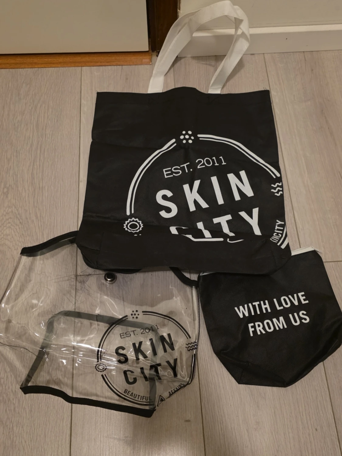 Skin City shoppingväska och necessär