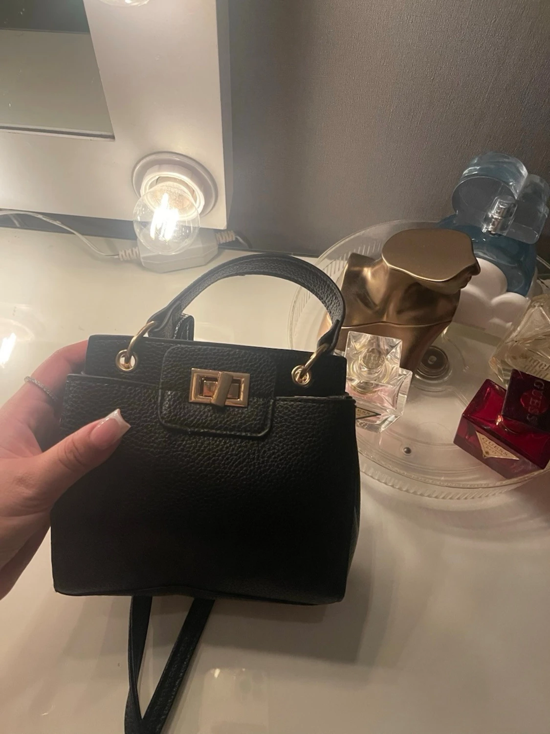 Svart handväska med gulddetaljer