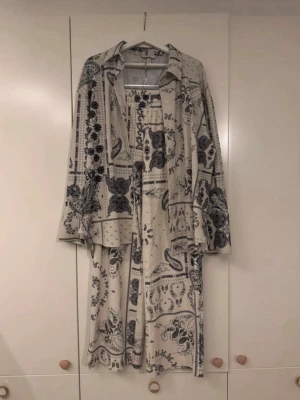 Mönstrat set - Beige/svart mönstrat set från H&M. Oversized skjorta med lite vida ärmar.