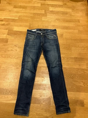 Replay Anbass mörkblå jeans slim fit (FRI FRAKT) - Säljer ett par Replay Anbass jeans i mörkblå tvätt. Slim fit-modell med raka ben och detaljerade sömmar. Perfekt för dig som gillar stilrena jeans med lite attityd. Passar om man är ungefär 160-165 cm. Om du är intresserad eller har några funderingar är det bara att höra av sig! Pris kan diskuteras.