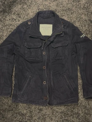 Denim jacka Abercrombie & Fitch - Säljer denna denim jacka från Abercrombie and Fitch. Storlek L och väldigt bra skick! Passar dig som vill ha Oldmoney stilen eller grisch stilen. Skriv ett meddelande om du har frågor eller vill ha mer bilder! :)