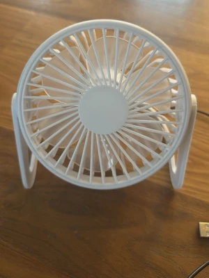 Skrivbord fläkt - Funkar bara till USB uttag. Knappt använt från Ullared.