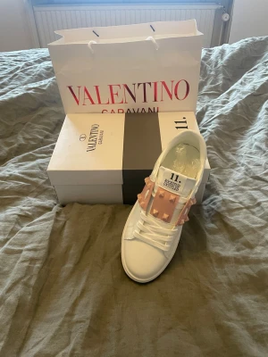 Valentino skor - Ett par fina valentino skor som jag fick i julklapp men var tyvärr för små, eftersom de var present har jag inget kvitto men låda, påse och skorna har serienummer, skriv om du har frågor eller funderingar 💞