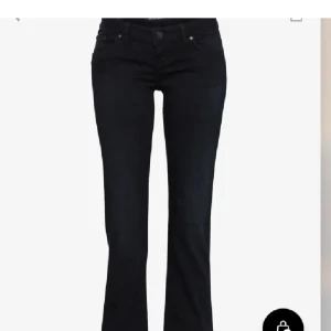 svarta ltb jeans - säljer ett par jättefina populära jeans. svarta bootcut i modellen valerie. lite slitningar vid hälen. säljer pga de är förstora för mig