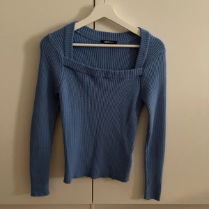 Blå ribbad tröja från Gina Tricot - Säljer en blå stickad tröja från Gina Tricot. Tröjan har en fyrkantig halsringning och är figurnära i modellen. Enkel att styla med jeans eller kjol. Storlek M men sitter som en S💙