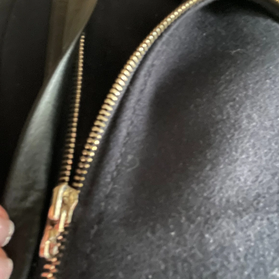 Svart ullkappa med sned dragkedja - 3