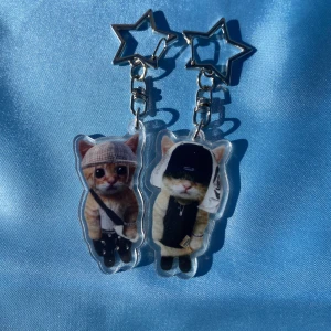 ECCO2K & BLADEE - obedient cat - bundle - 2st Keychains med OBEDIENT motiv. Alla DRAIN GANG beställningar kommer med foto + DRAINBABY sticker. Alla beställningar kommer med freebies!