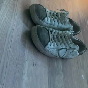 Philippe Model skor - Ganska bra skick lite smutsiga men går att fixa, inte trasiga eller något sånt. Dustbag och box medkommer. Köpta från Italien. Storlek 41. Passar även 42.