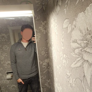 Grå half zip tröja Bondelid  - Säljer en stilren grå tröja från Bondelid med half zip och liten broderad logga på bröstet. Tröjan har hög krage, ribbade muddar och är långärmad. Perfekt för lager-på-lager och passar till jeans eller chinos.