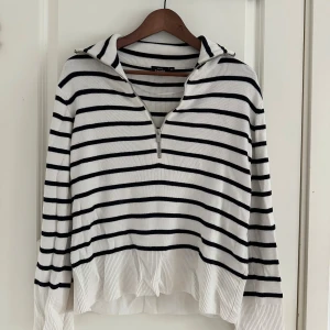 Randig stickad tröja från KappAhl XS - Vit och svart randig stickad tröja från KappAhl i storlek XS. Passar även S/M 🤍