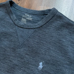 Polo Ralph Lauren Sweatshirt  - Tja! Säljer en fet sweatshirt crewneck från Ralph Lauren. Skönt och lätt material samt bra passform. Nypris runt 2000kr. Storlek S men kan även passa XS. Priset är inte hugget i sten!