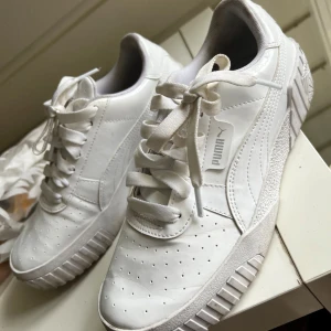 Vita sneakers från Puma, strl 38 - Säljer ett par helvita Puma sneakers i storlek 38. Knappt använda 