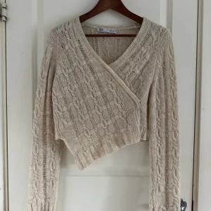 Beige omlottstickad tröja från Zara - Säljer en beige stickad kofta från Zara i omlottmodell. 🤍