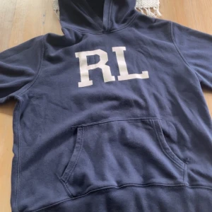 Ralph lauren hoodie - Säljer denna Ralph Lauren hoodie. Snygg och mörkblå färg med ”RL” tryck. 