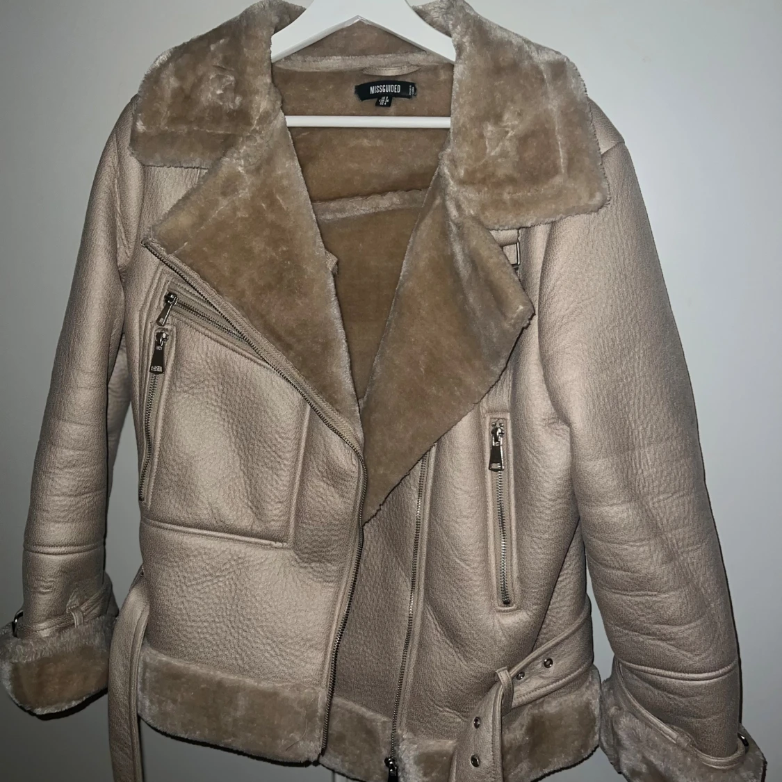 Beige pilotjacka från Missguided
