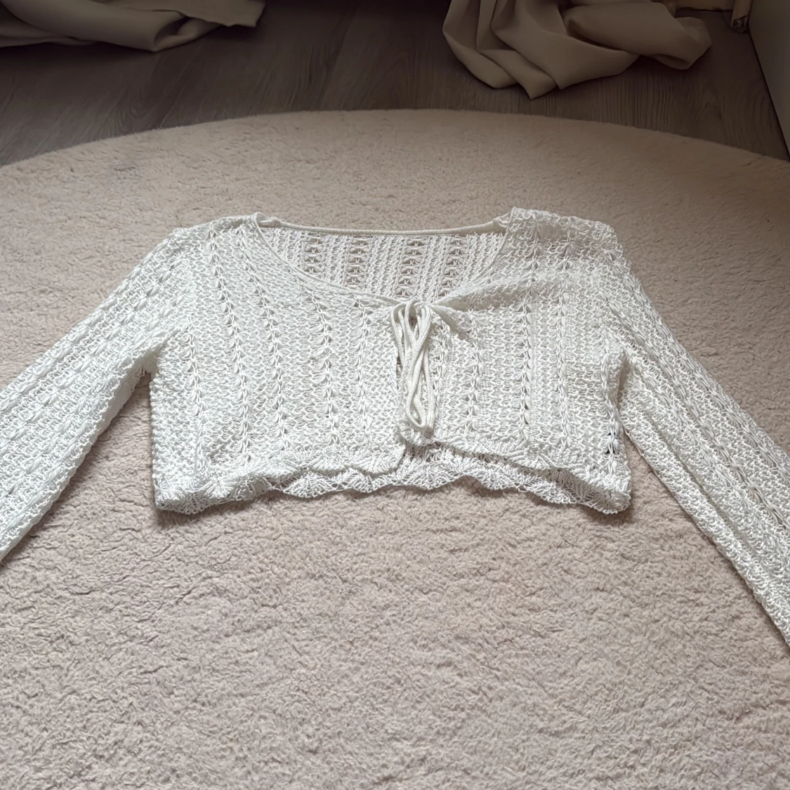 Vit stickad bolerotopp med knyt