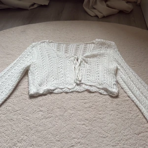 Vit stickad bolerotopp med knyt - Aldrig använd! 🥰säljer då den inte kommer till användning! Passar även XS och M