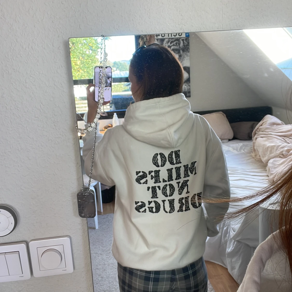 Vit hoodie med tryck ”do milfs not drugs” - 2