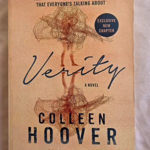 Verity - En spännande roman som alla pratar om! 'Verity' av Colleen Hoover bjuder på en exklusiv ny chapter och ett omslag som väcker nyfikenhet. Perfekt för dig som gillar nervkittlande berättelser och vill ha något svårt att lägga ifrån sig. Boken är helt ny Förseglad i sin originalplast Mjukpärm (inte Hardcover) Normal storlek (inte pocket)