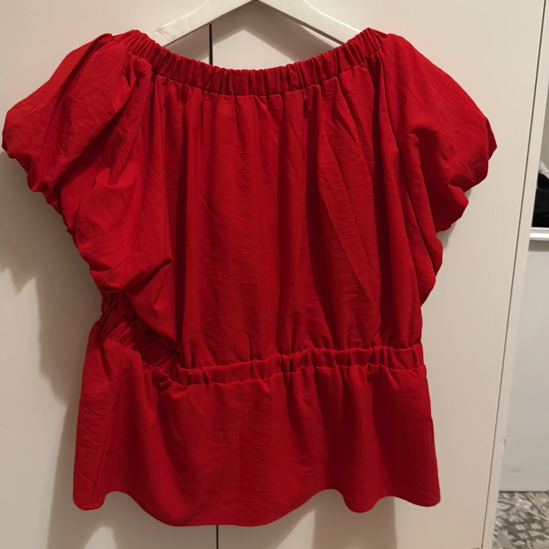 Röd blus med volang från Lushana Sky - 2
