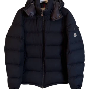Moncler Montgenevre  - Moncler Maya jacka. Storlek 6. Skick 6/10. Pris 3990! Finns att köpa på våran hemsida, Fashionels.com