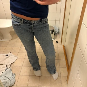 Lågmidjade jeans från Gina Tricot - Snygga ljusblå jeans från Gina Tricot, modell Perfect Jeans. Lågmidjade med klassisk femficksdesign och coola broderade detaljer på bakfickorna. Raka ben och bekvämt jeansmaterial som passar till allt. Säljer då dom inte kommer till användning 🩷