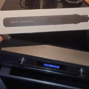 Hair Luxious Professional Multi Styler, straightner-curls-waves - Hair Luxious Professional Multi Styler är ett mångsidigt stylingverktyg med digital LED-display, justerbar temperatur (100-220°C), keramiska plattor, 360° sladd och snabb uppvärmning. Perfekt för att skapa rakt hår, lockar och vågor. Produkten är ny i förpackning.Oanvänd 2års garanti,en ny sak för sig både platt å curles el waves