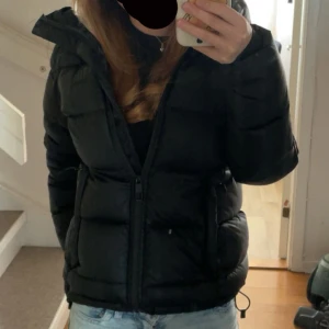 Svart pufferjacka med dragkedja - Snygg jacka till vintern säljer för att jag fick en ny jacka i present och känner ej behov av 2💕