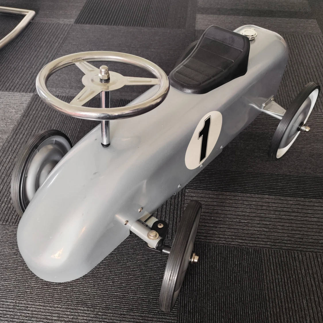 Klassisk pedalbil i metall - 1