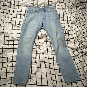 Ljusblå jeans - Säljer ett par ljusblå jeans. Jeansen har en snygg, enkel look som passar till det mesta. Perfekta för dig som gillar stilrena och bekväma jeans.